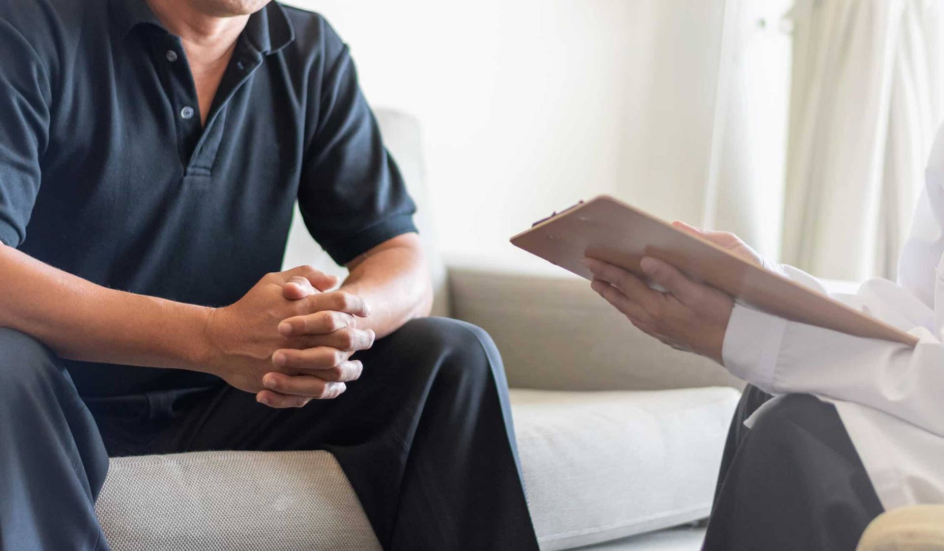 Consultation médicale entre un patient et un médecin pour discuter d'un problème d'érection et d'impuissance masculine