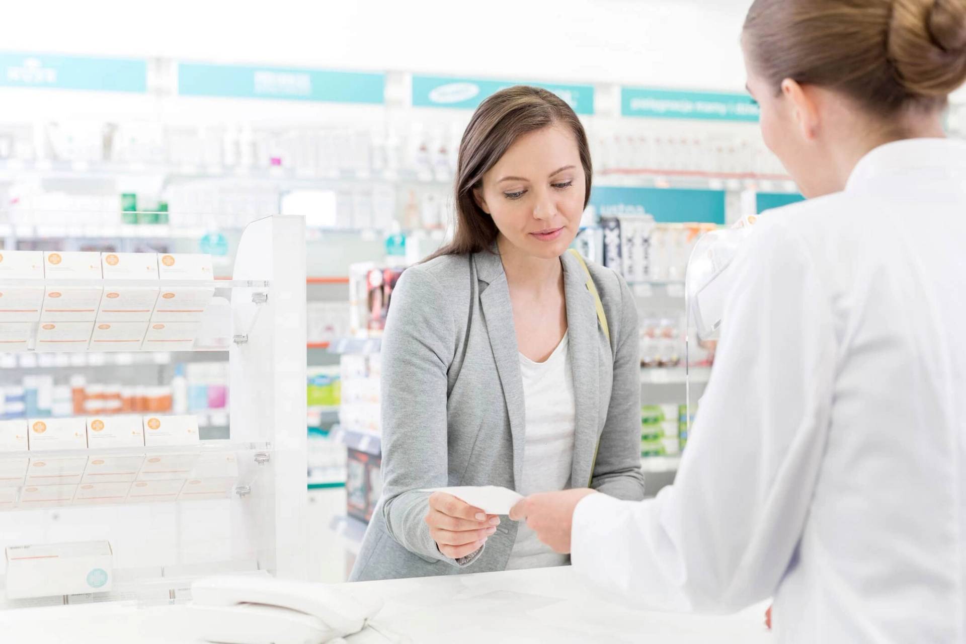 Femme achetant la pilule du lendemain sans ordonnance en pharmacie
