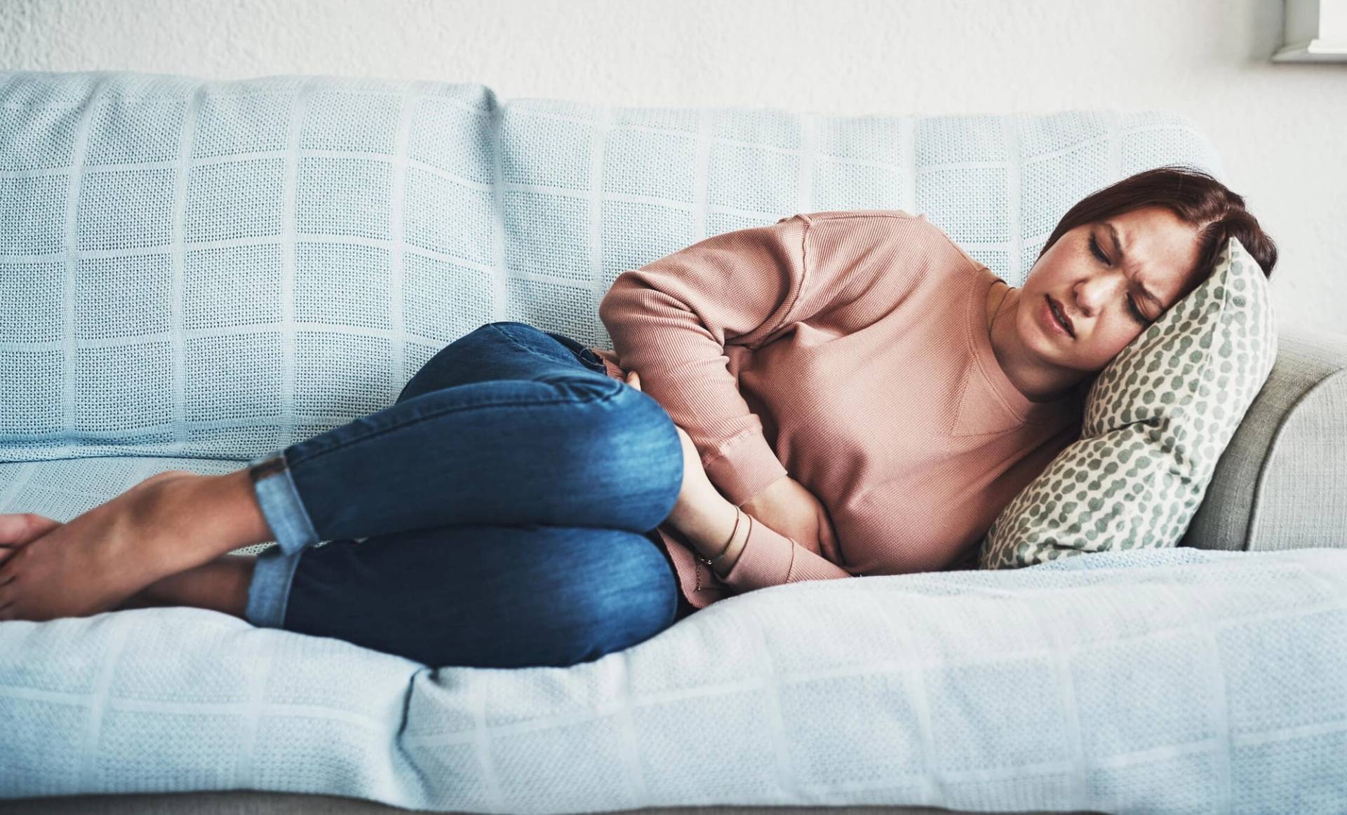 Femme souffrant de vomissements, illustration médicale montrant les symptômes digestifs