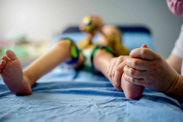 Consultation médicale pour douleur aux pieds et maladie de Sever chez un enfant