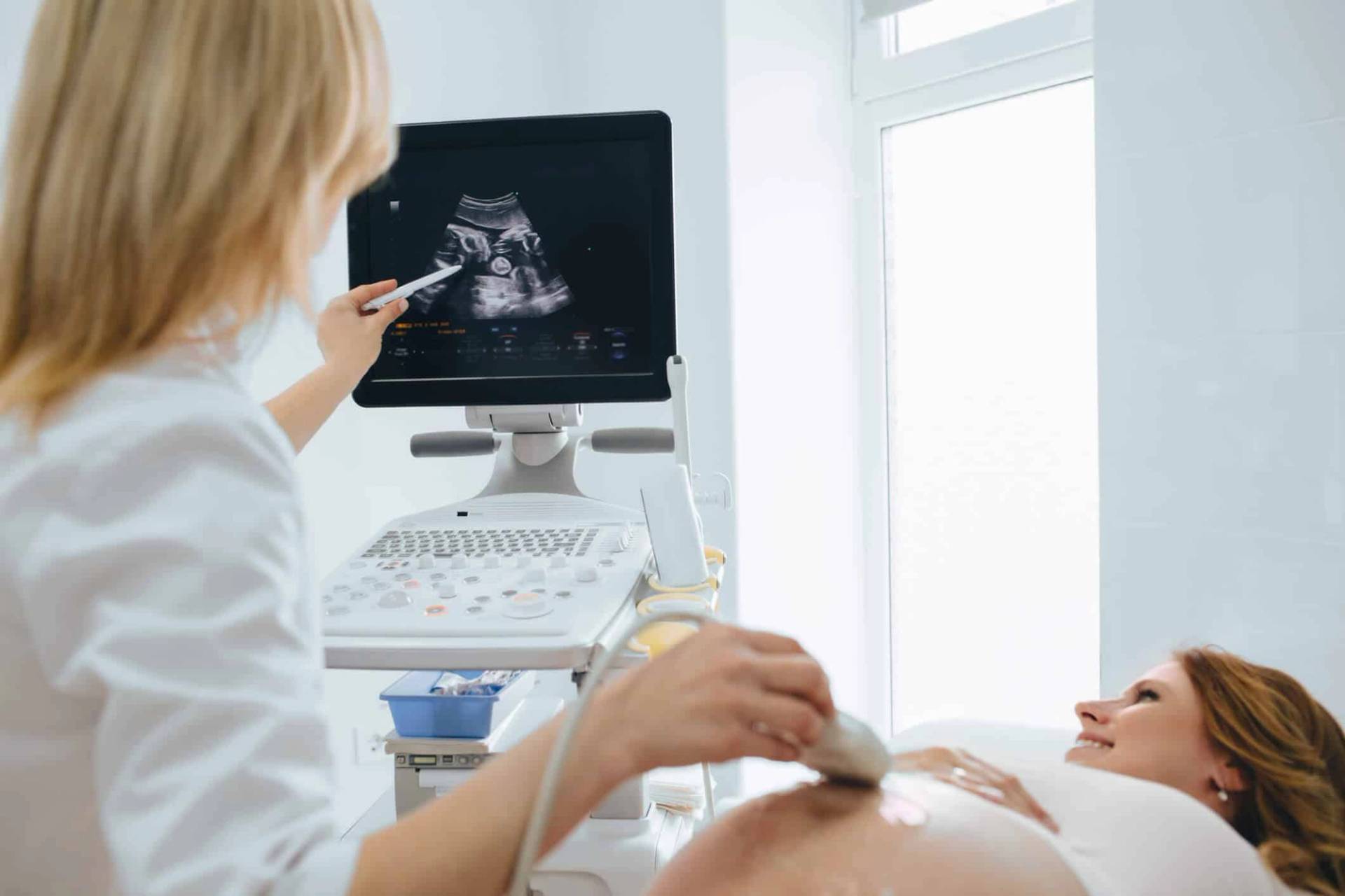 Médecin effectuant une échographie du troisième trimestre de grossesse à une patiente