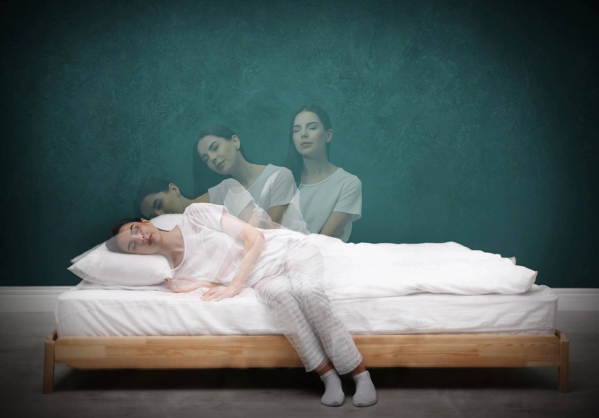 Montage en surimpression montrant plusieurs positions d’une femme se levant du lit.