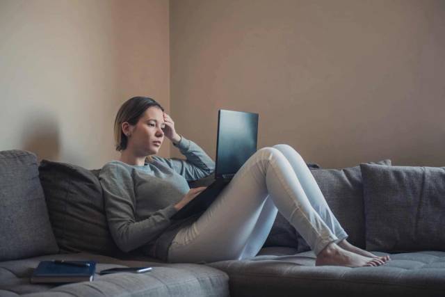 Consultation médicale pour dépression chronique : médecin écoutant attentivement un patient