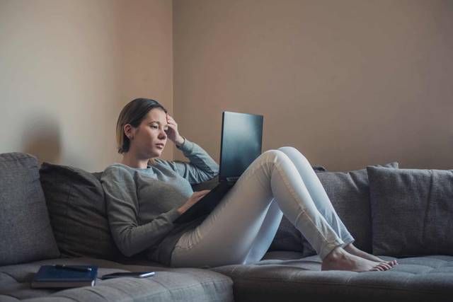 Consultation médicale pour dépression chronique : médecin écoutant attentivement un patient