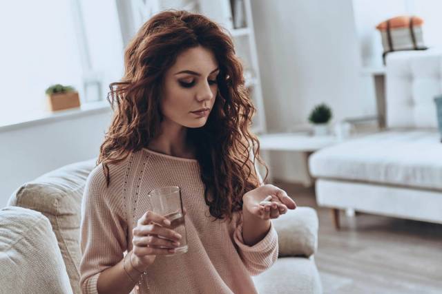 Femme en consultation médicale discutant de traitement antibiotique pour cystite avec son médecin