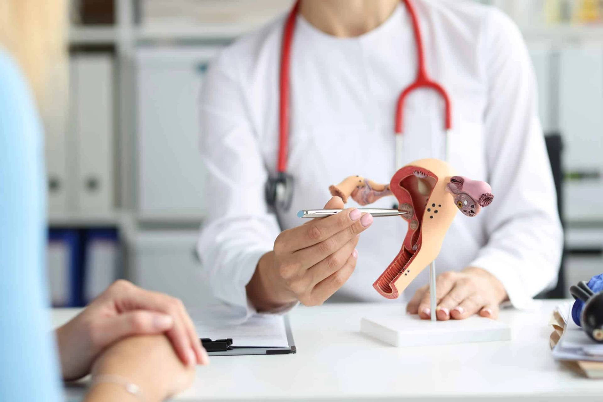 Consultation médicale pour l'adénomyose : patiente discutant avec un gynécologue