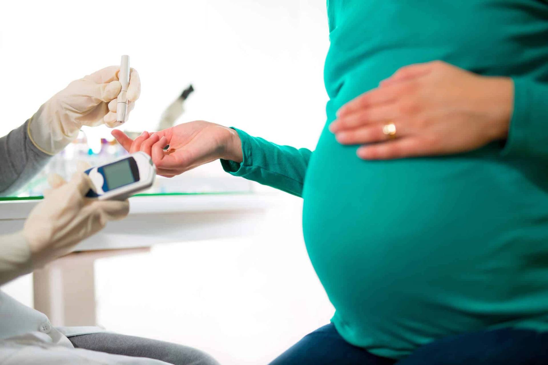 Femme enceinte en consultation médicale pour le dépistage et la gestion du diabète gestationnel