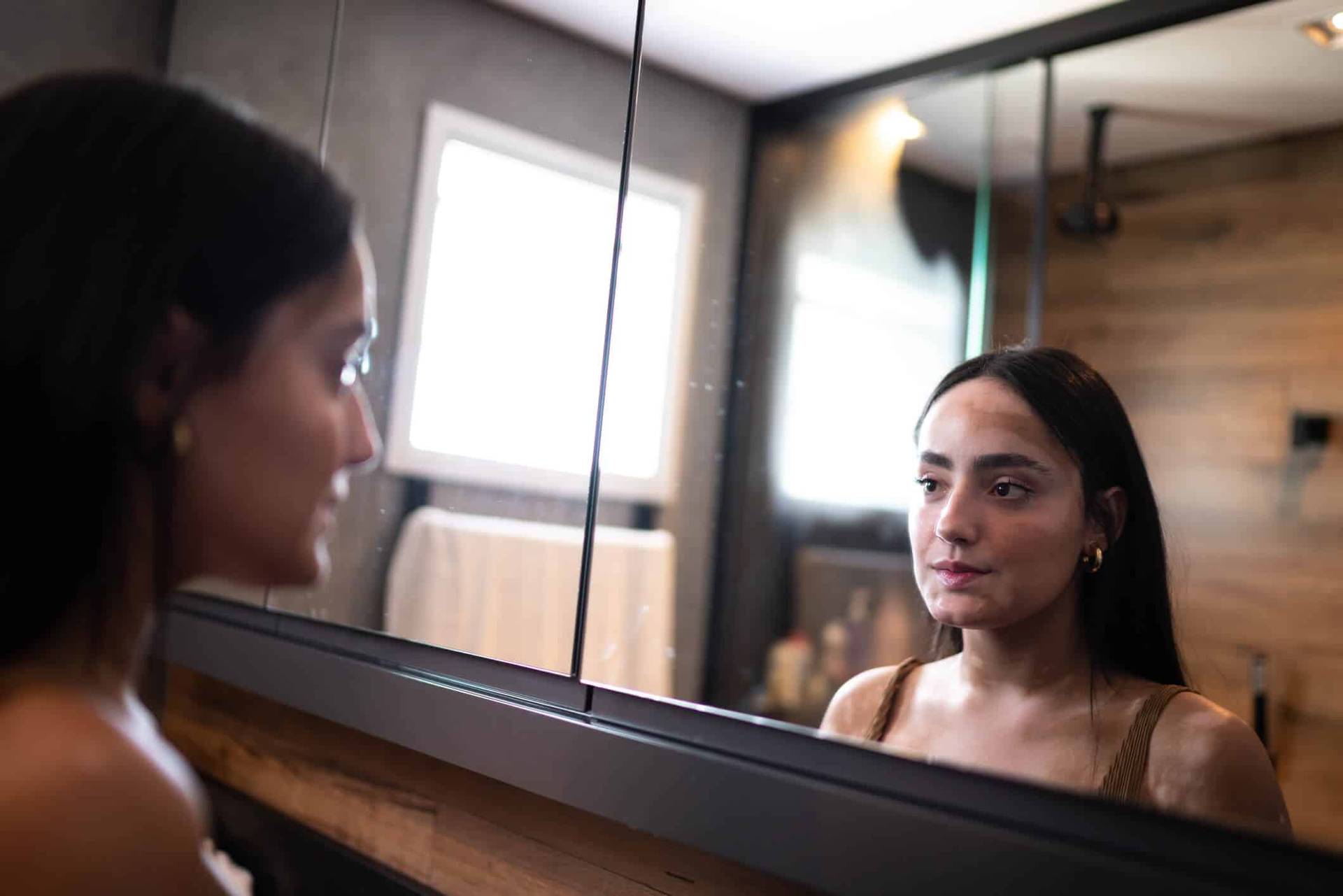 Femme se regardant dans un miroir.