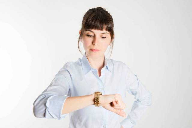 Femme regardant sa montre.