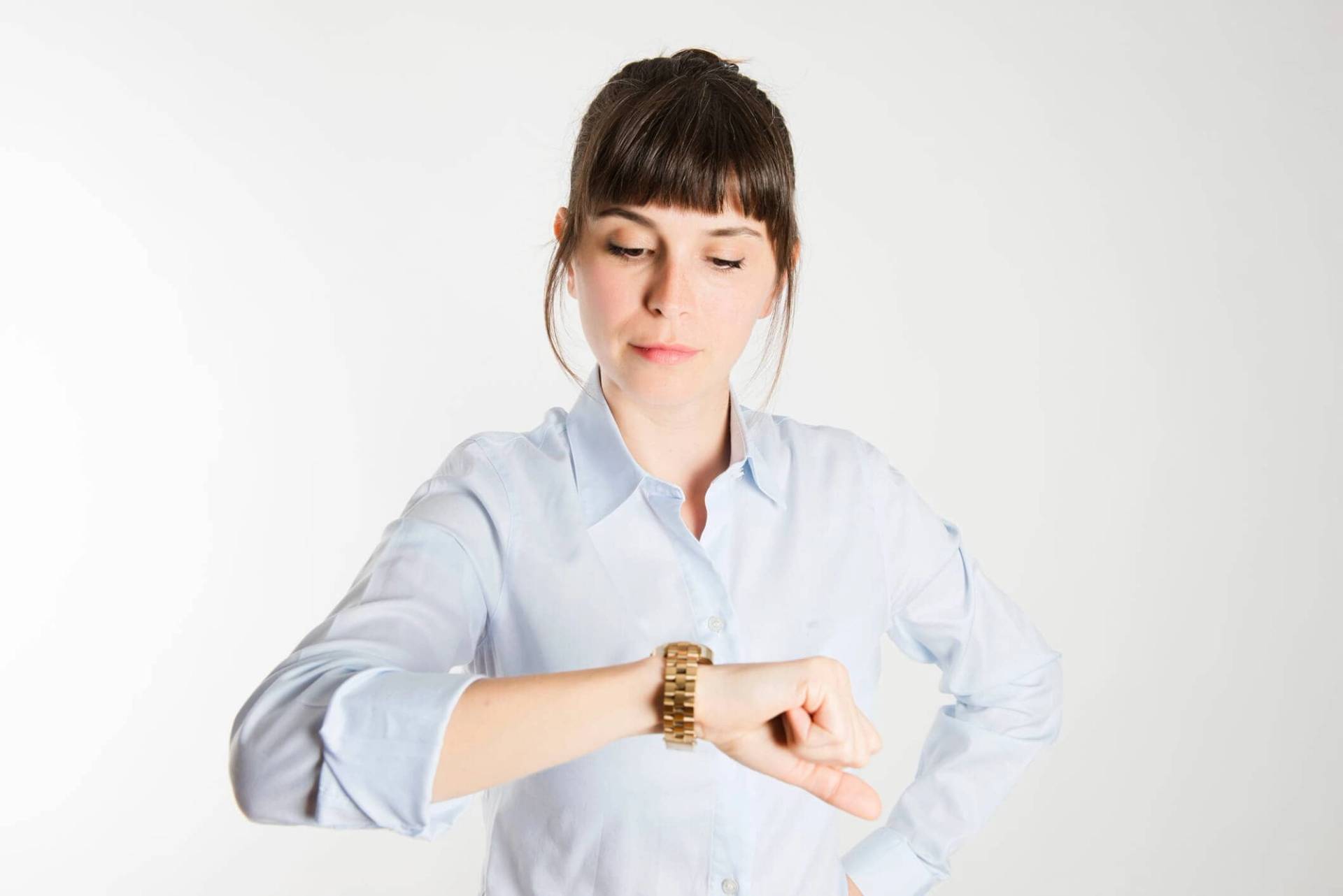 Femme regardant sa montre.