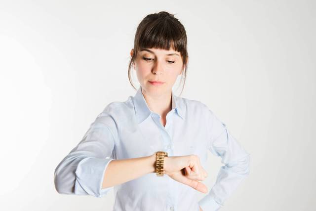 Femme regardant sa montre.