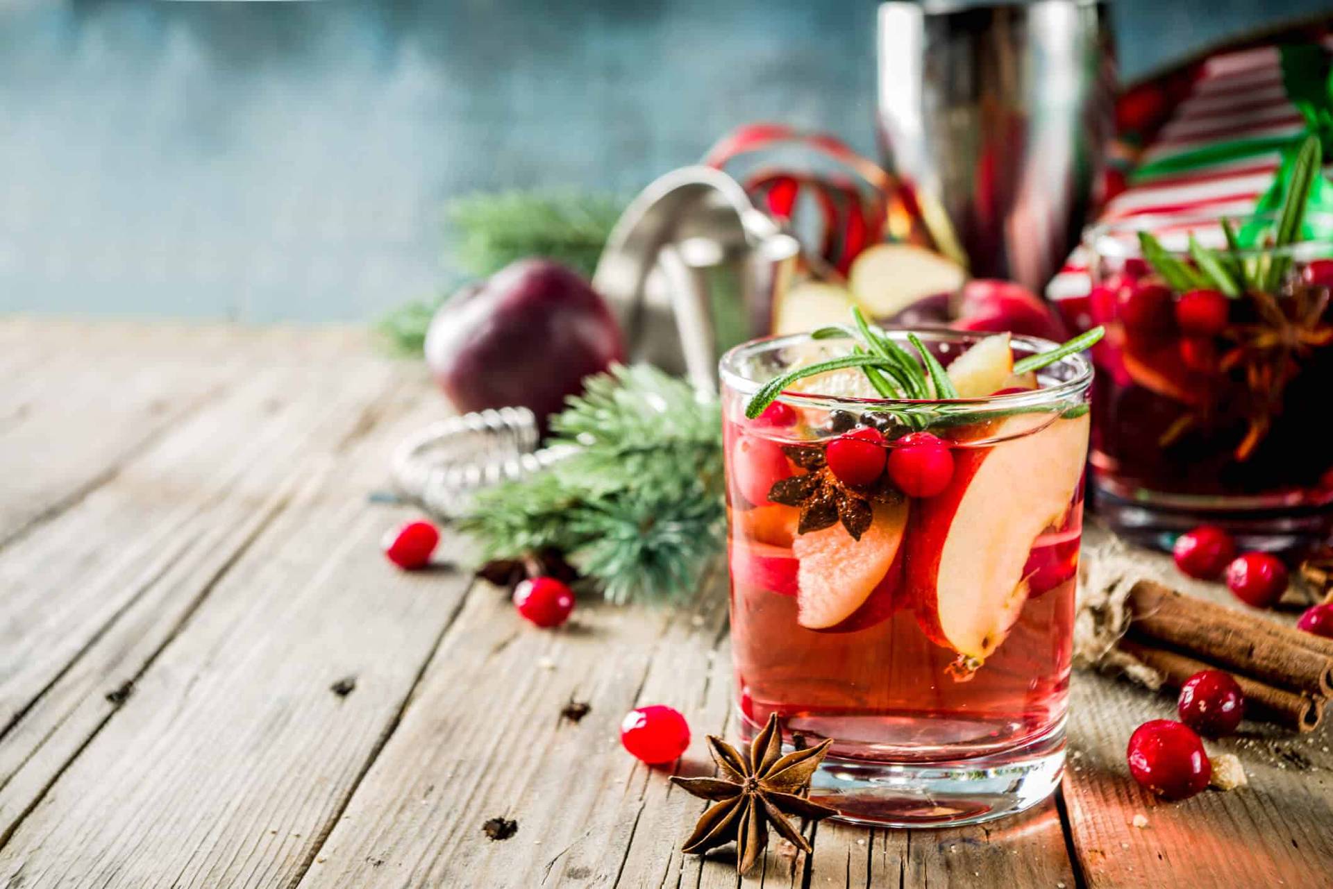 Boisson aux fruits avec baies et morceaux de pomme dans un verre.