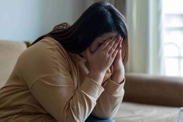 Femme à bout de nerf la tête dans ses mains
