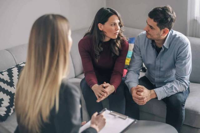 Couple en consultation de thérapie de couple avec un psychothérapeute