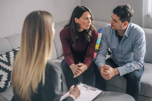 Couple en consultation de thérapie de couple avec un psychothérapeute