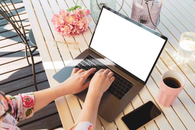 Concilier travail et été : 5 conseils pour incorporer un air de vacances à son quotidien