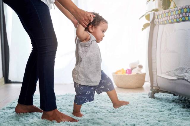 Médecin examinant un enfant fiévreux lors d'une consultation médicale