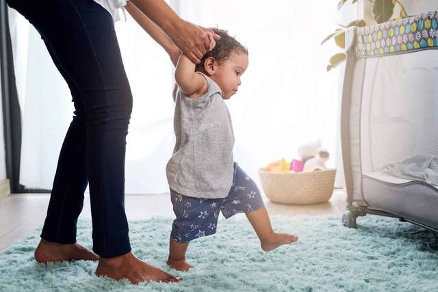 Médecin examinant un enfant fiévreux lors d'une consultation médicale