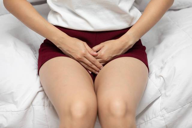 Consultation médicale pour herpès génital : patiente discutant avec son médecin
