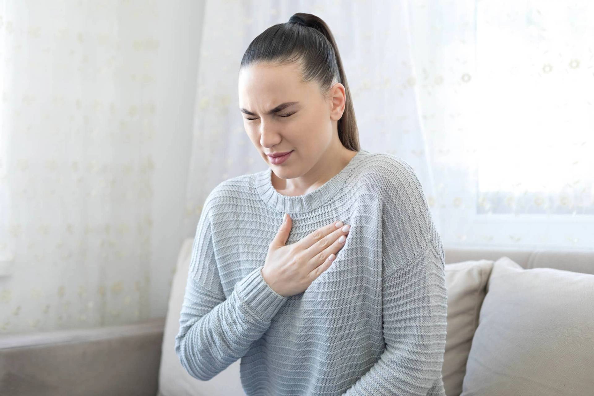 Femme souffrant d'asthme avec inhalateur lors d'une crise respiratoire