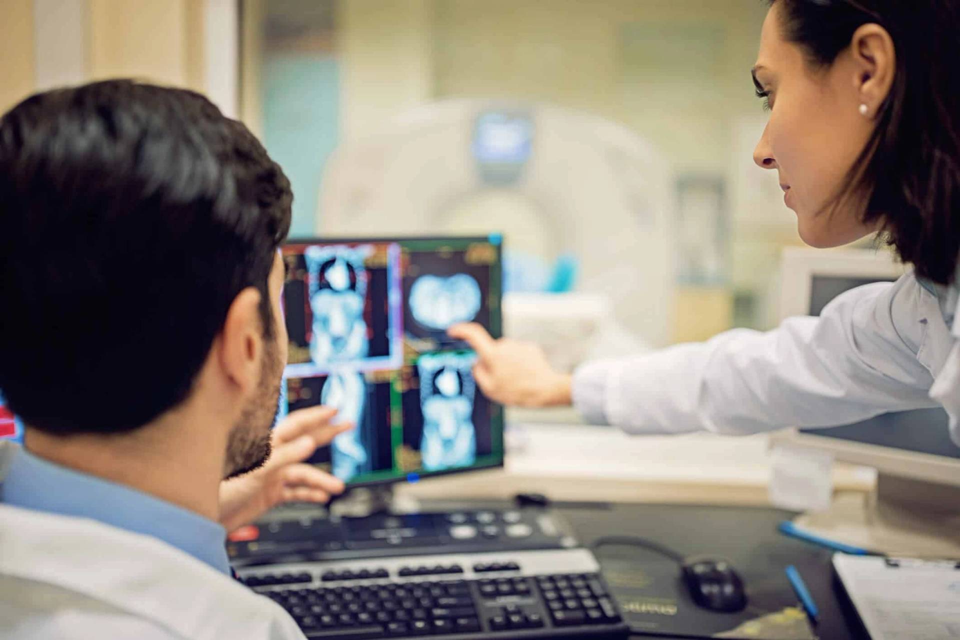 Médecin expliquant les résultats d'un scanner abdominal à son patient lors d'une consultation