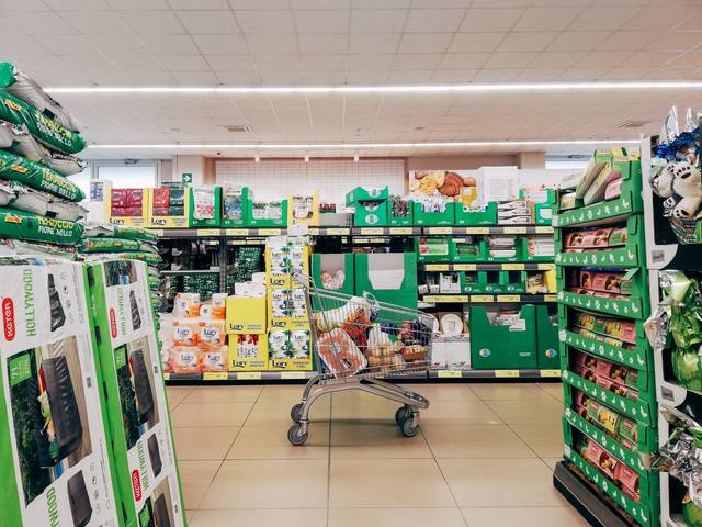 Chariot de course dans une allée vibrante de supermarché à Padoue, Italie