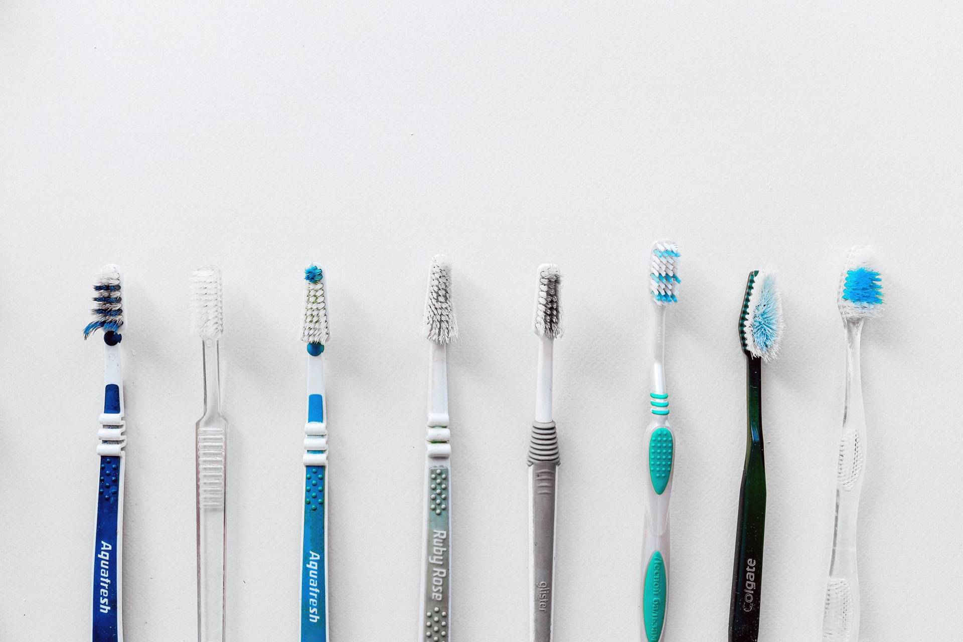 Sélection diverse de brosses à dents alignées pour un focus sur l'hygiène dentaire avec espace pour le texte