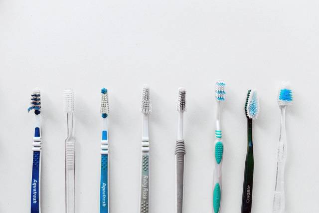 Sélection diverse de brosses à dents alignées pour un focus sur l'hygiène dentaire avec espace pour le texte