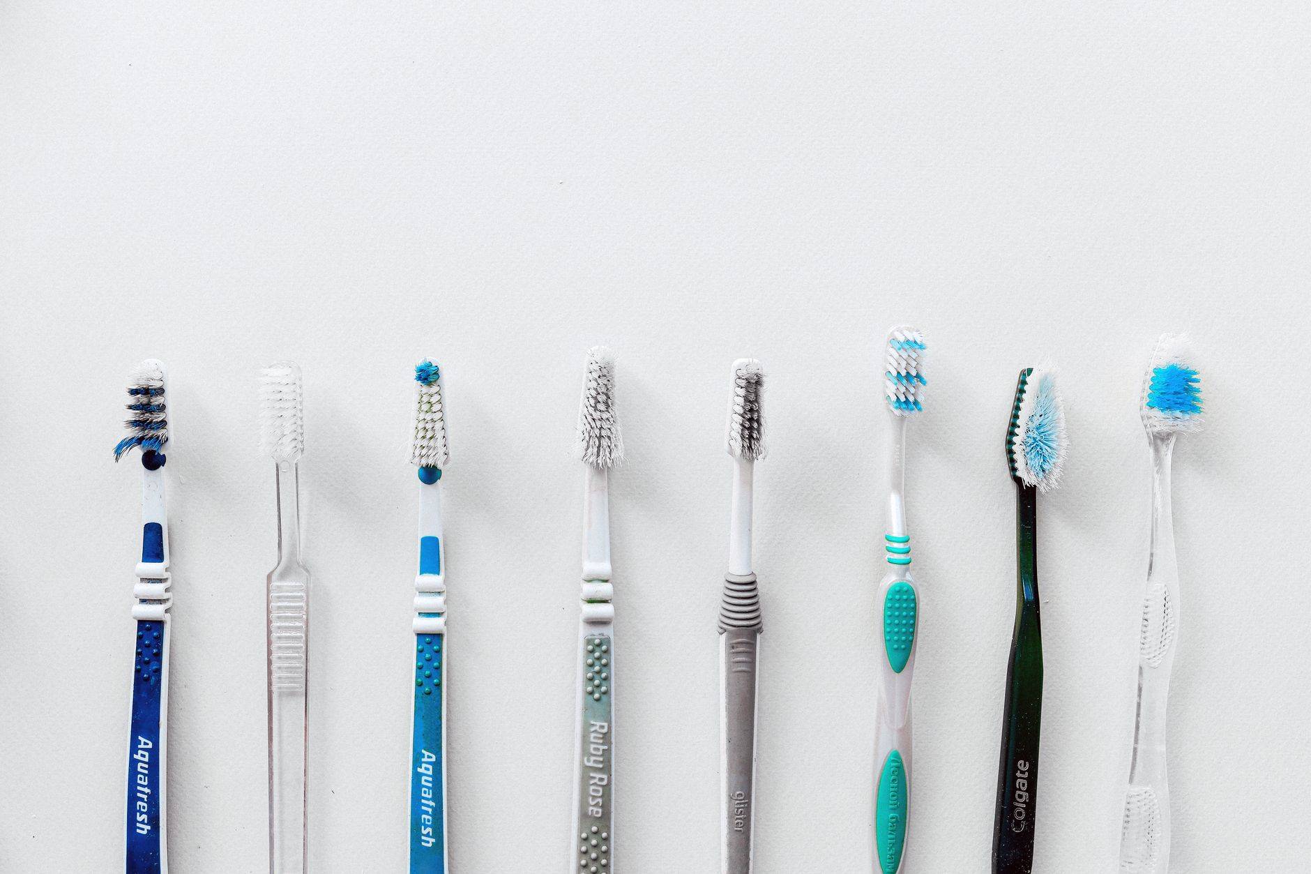 Sélection diverse de brosses à dents alignées pour un focus sur l'hygiène dentaire avec espace pour le texte
