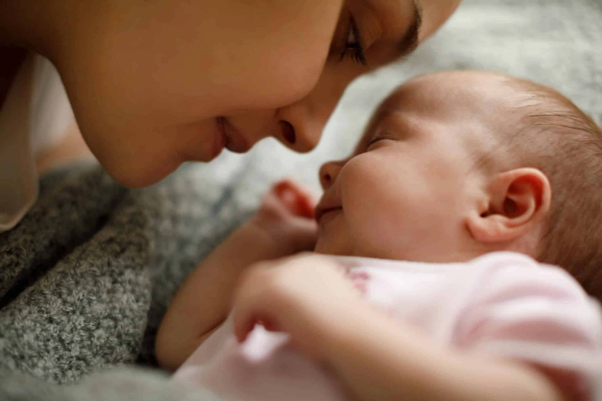 Adulte rapprochant son visage de celui d’un nourrisson.