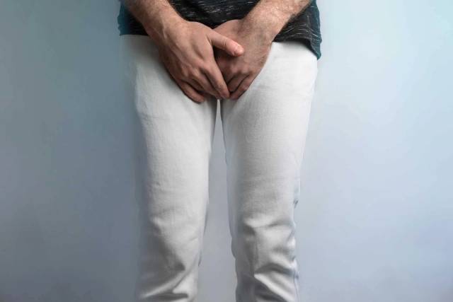 Consultation médicale pour herpès génital chez l'homme avec un médecin