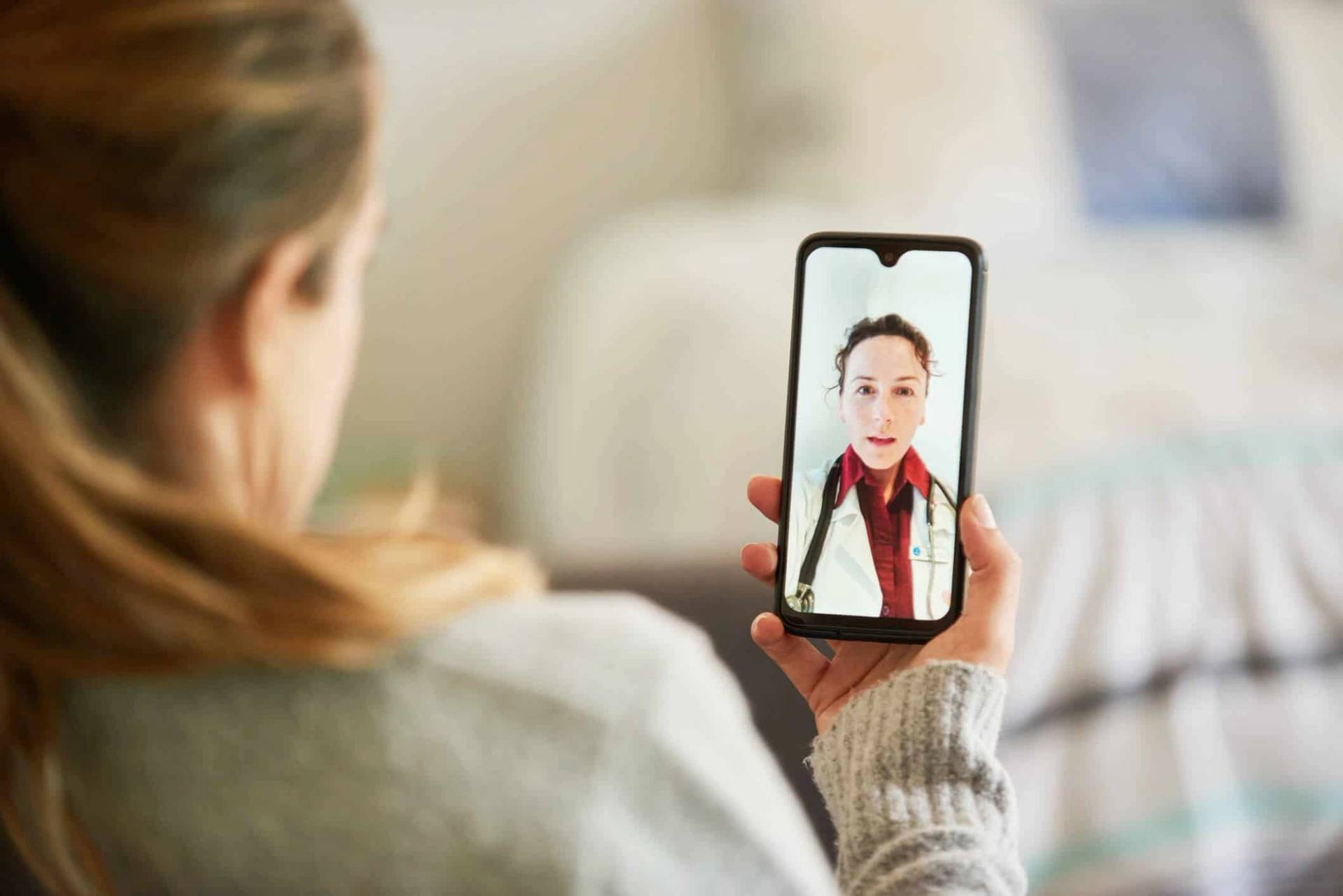 Téléphone affichant un interlocuteur en appel vidéo.