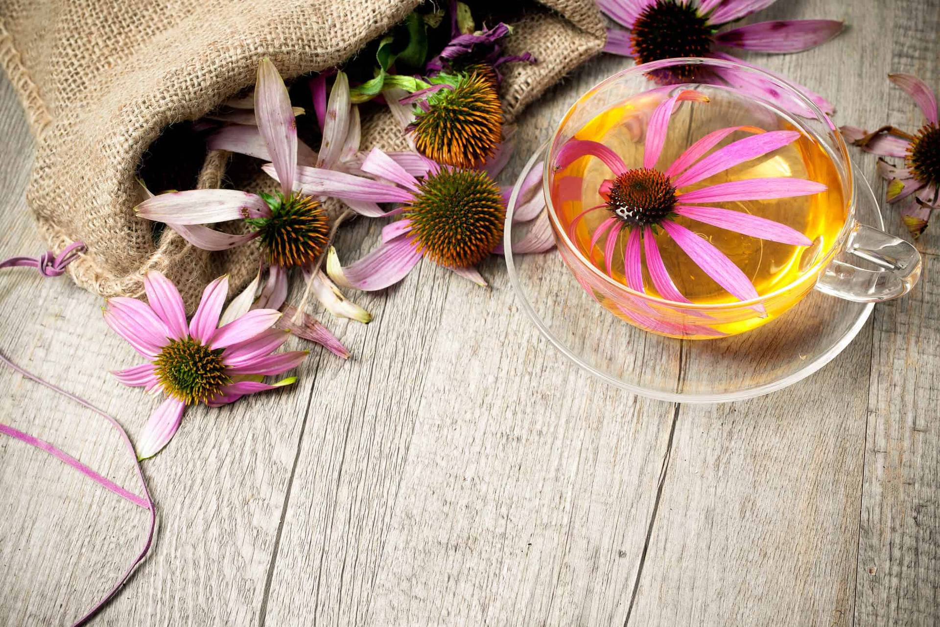 Tasse et fleurs sur une table.