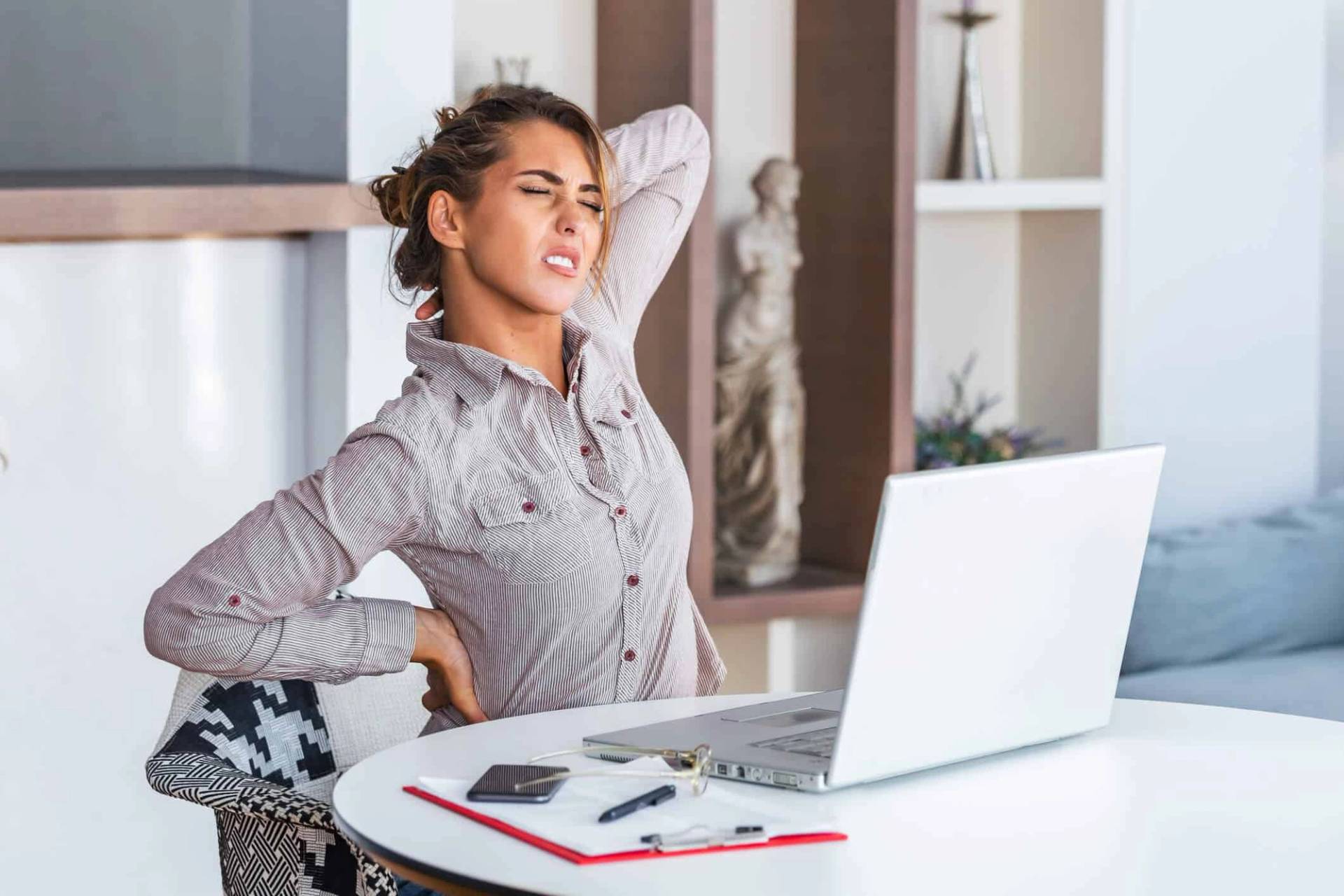 Femme souffrant de fatigue musculaire lors d'une consultation médicale