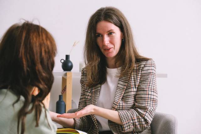 Deux femmes engagées dans une séance de thérapie professionnelle à l'intérieur
