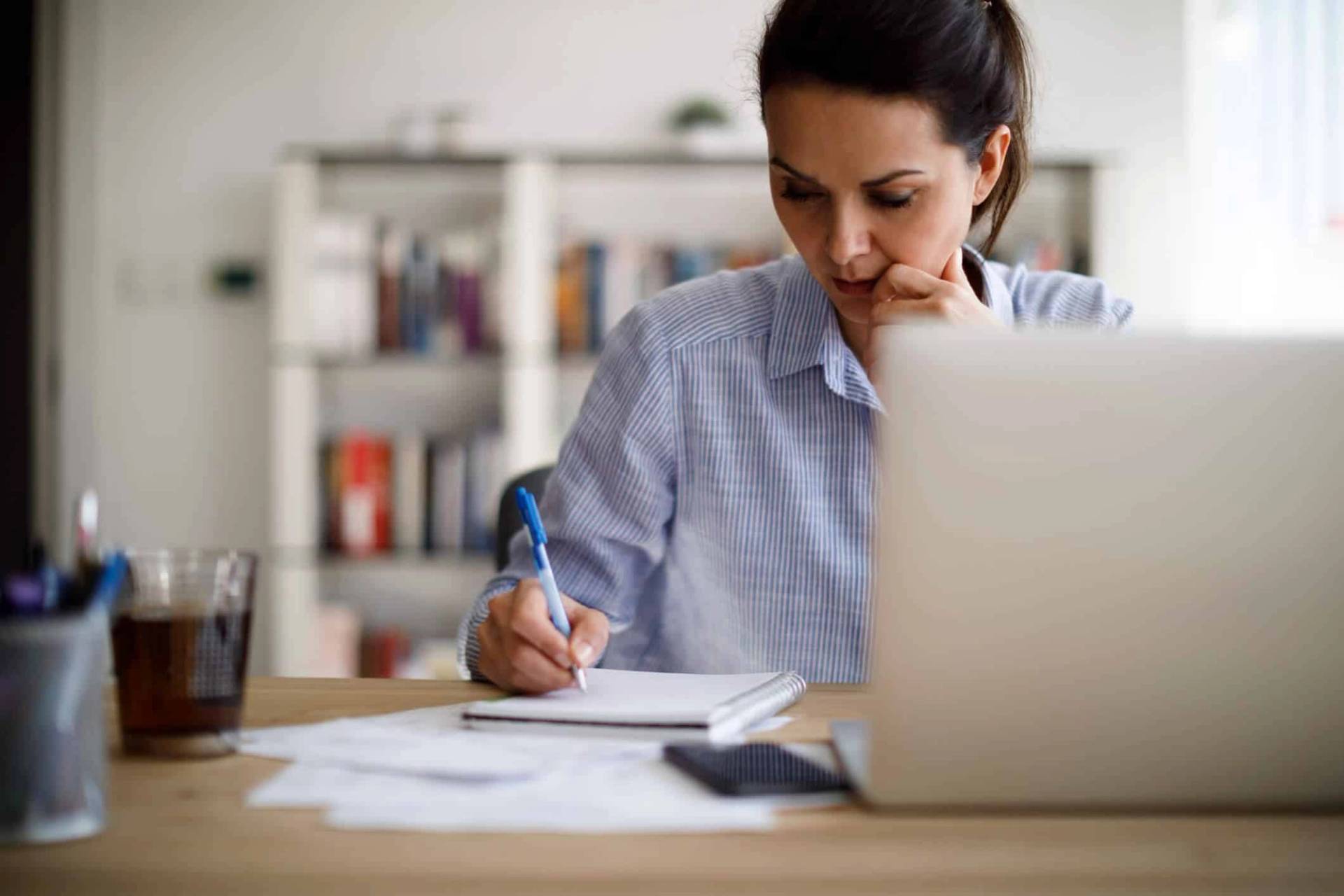 Femme stressée au travail tenant sa tête, illustration du stress professionnel