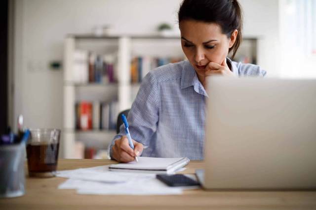 Femme stressée au travail tenant sa tête, illustration du stress professionnel