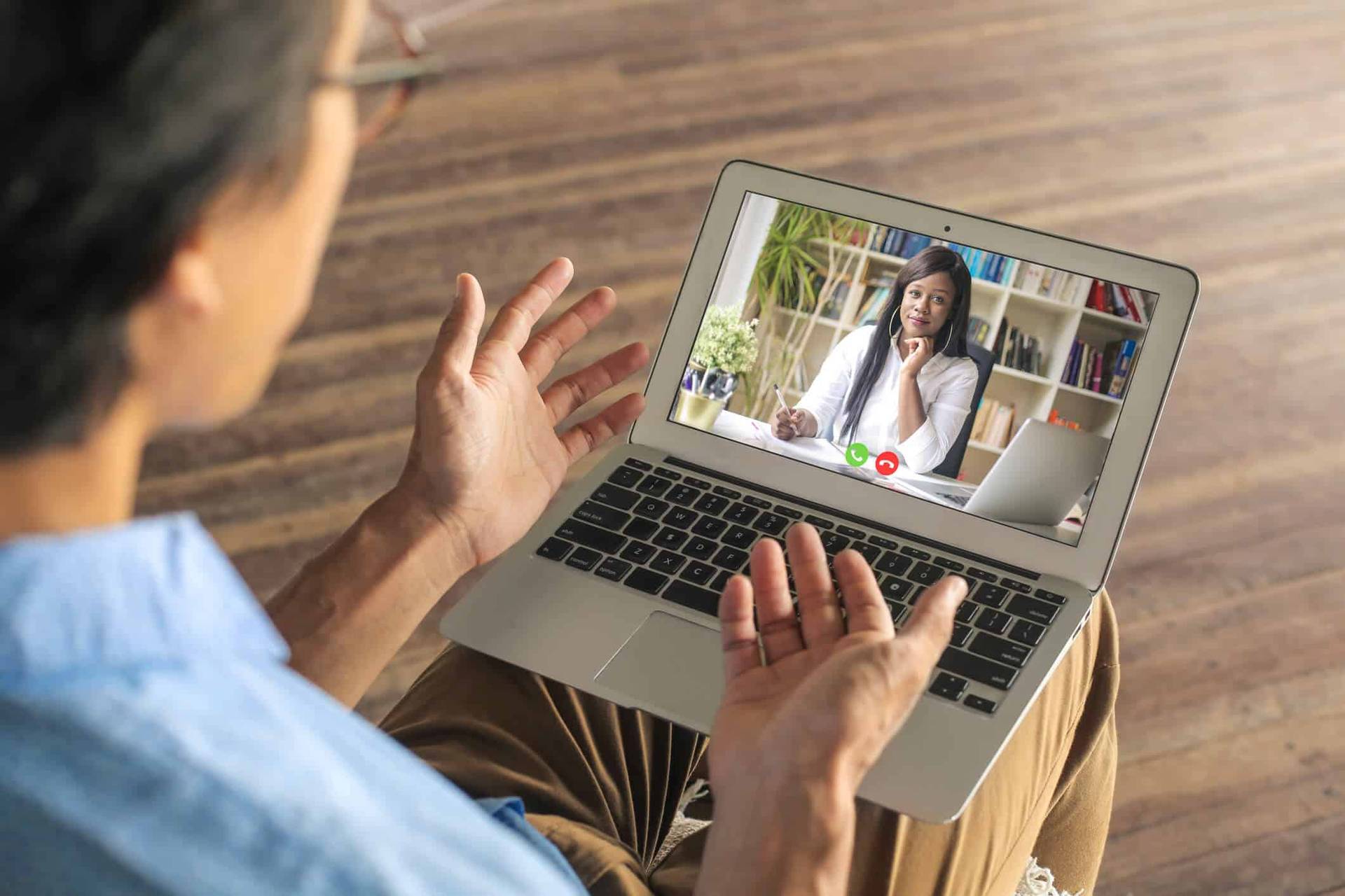 Femme devant une consultation vidéo sur un ordinateur portable.