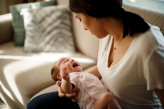 Consultation médicale pour dépression post-partum : femme discutant avec son médecin