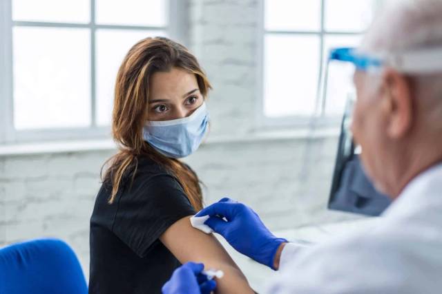Vaccination anti-covid : 7 fake news passées au crible