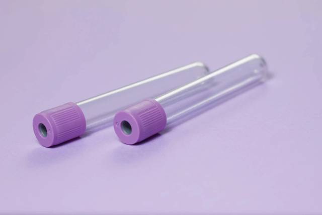 Deux tubes de prélèvement à bouchon violet.