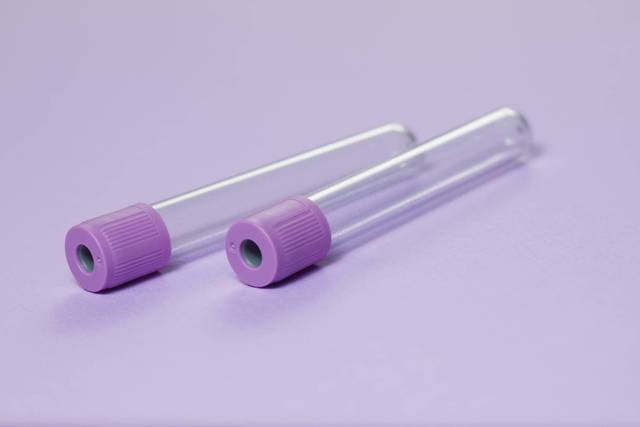 Deux tubes de prélèvement à bouchon violet.