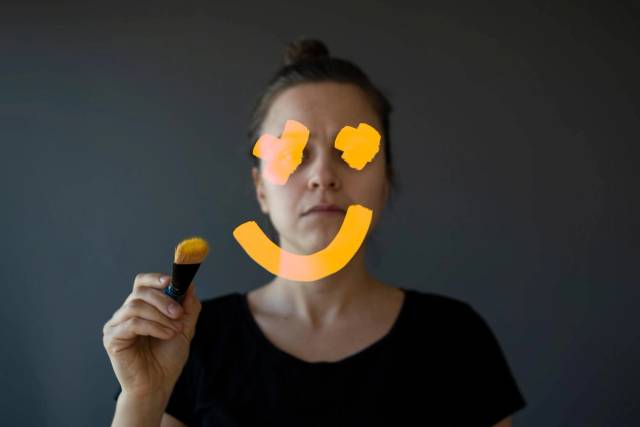 Femme souriante en consultation médicale avec un médecin pour évoquer une dépression souriante