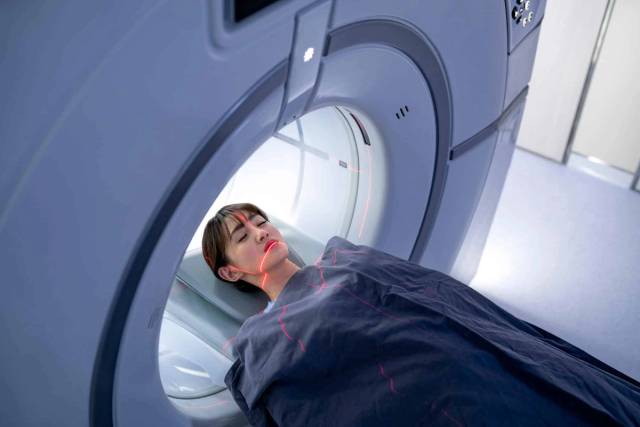 Patient allongé dans un scanner cérébral pour un examen d'imagerie médicale du cerveau