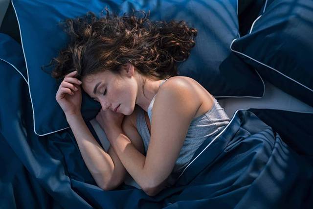 Homme dormant profondément dans son lit pendant la nuit