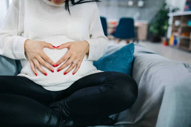 Femme enceinte de 6 semaines en consultation médicale avec son gynécologue pour un suivi de grossesse