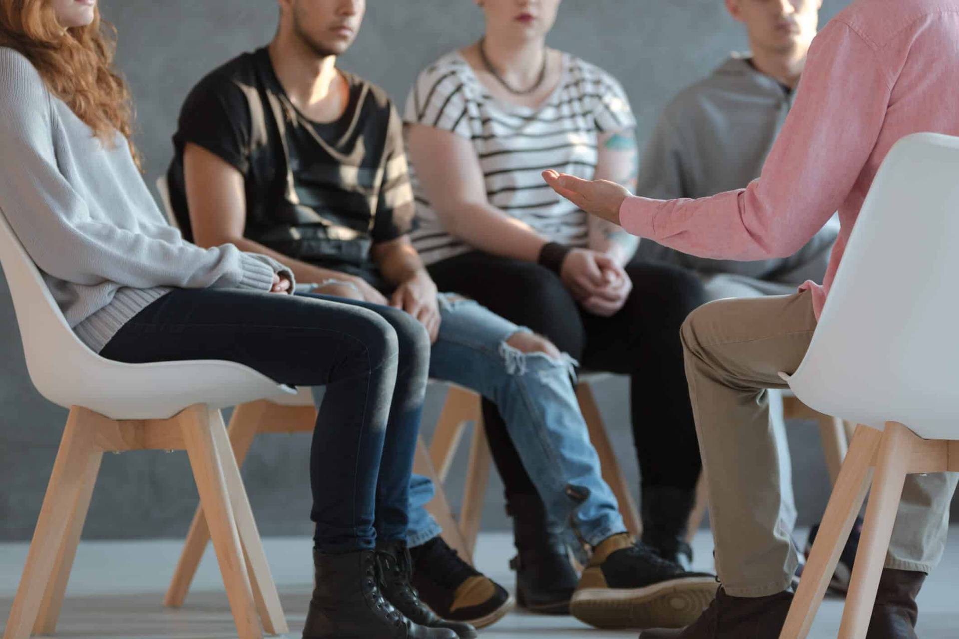 Groupe assis en cercle pendant un échange.