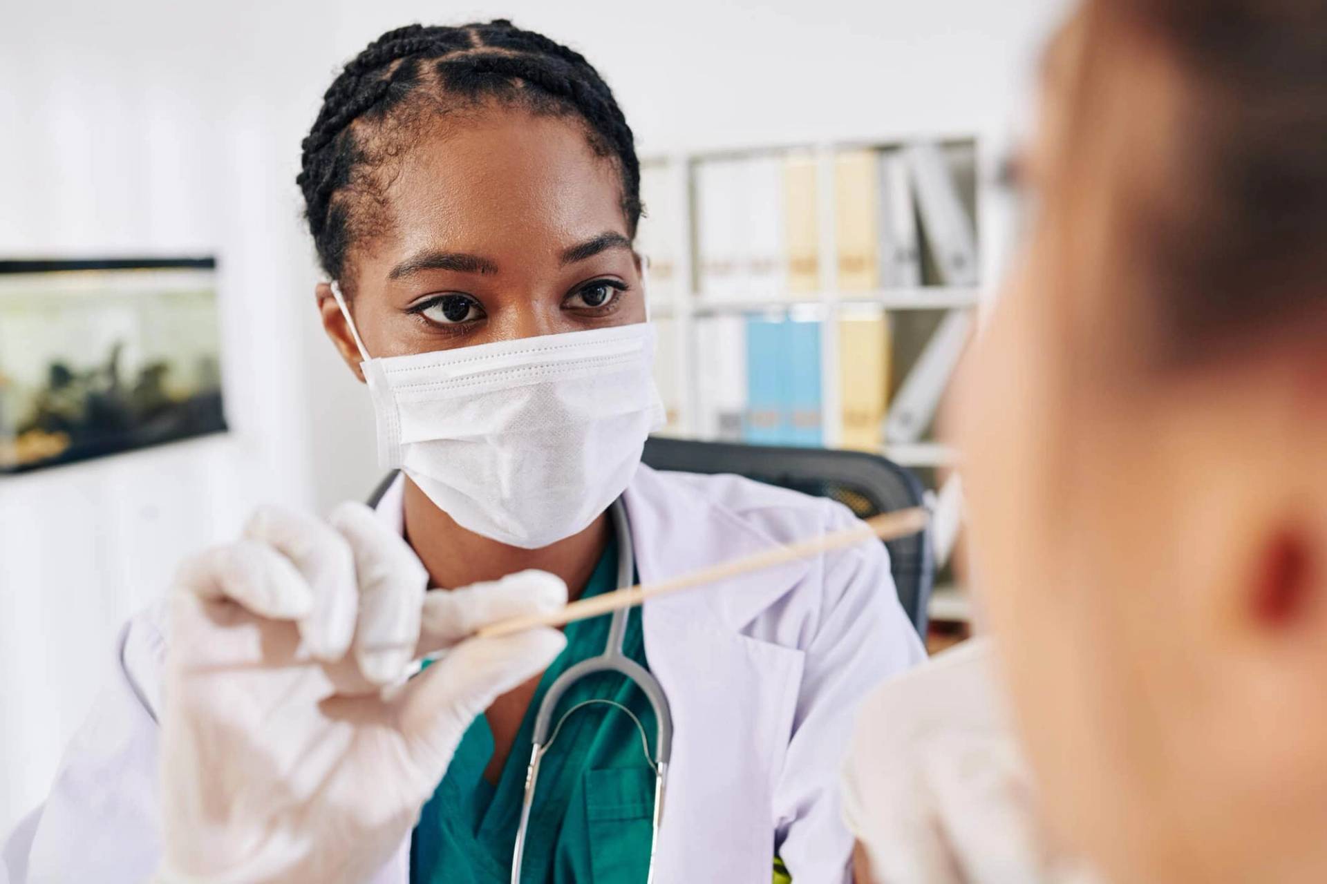Professionnel de santé effectuant un test antigénique Covid-19 sur une patiente