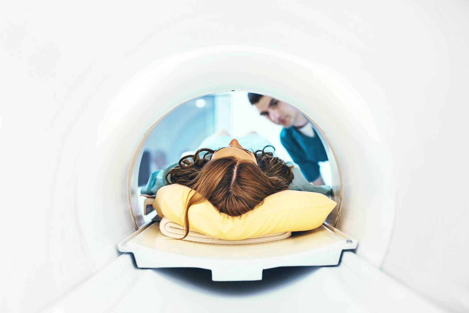 Patiente allongée dans un appareil d'IRM pelvienne pour un examen d'imagerie médicale