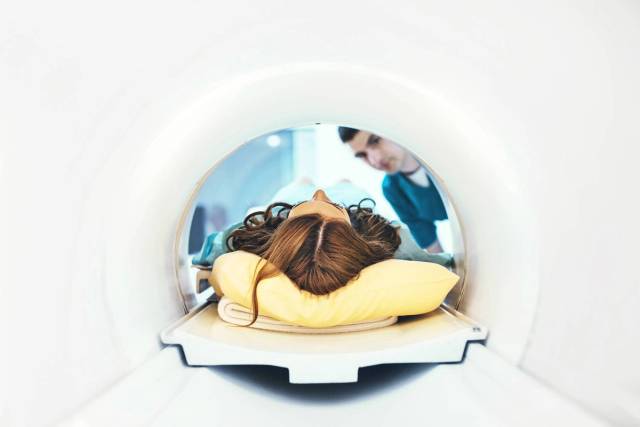 Patiente allongée dans un appareil d'IRM pelvienne pour un examen d'imagerie médicale